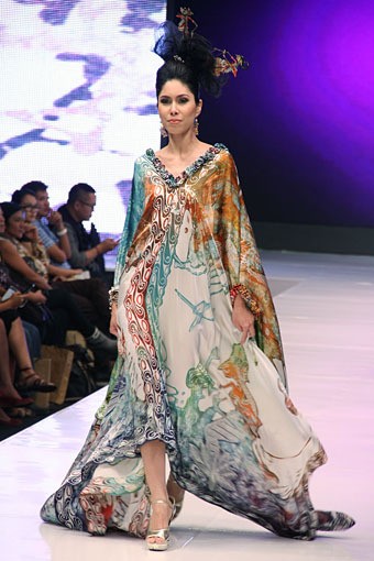 Jakarta, Indonesia - 16 Mei. Sugeng Waskito Warna Sriwijaya. Jakarta Fashion & Food Festival 2013 at Grand Ballroom Harris Hotel. Kelapa Gading. 16 Mei 2013. Jakarta. [Foto: Mohammad Abduh/Wolipop]