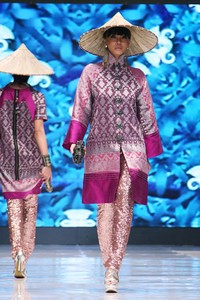 Jakarta, Indonesia - 15 Mei 2013. Didi Budiardjo Claire de Lune. Cita Tenun Indonesia. Jakarta Fashion & Food Festival 2013 at Grand Ballroom Harris Hotel. Kelapa Gading. Jakarta. [Foto: Mohammad Abduh/Wolipop]