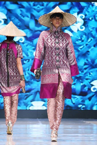 Jakarta, Indonesia - 15 Mei 2013. Didi Budiardjo Claire de Lune. Cita Tenun Indonesia. Jakarta Fashion & Food Festival 2013 at Grand Ballroom Harris Hotel. Kelapa Gading. Jakarta. [Foto: Mohammad Abduh/Wolipop]