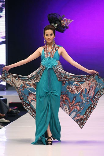 Jakarta, Indonesia - 16 Mei. Sugeng Waskito Warna Sriwijaya. Jakarta Fashion & Food Festival 2013 at Grand Ballroom Harris Hotel. Kelapa Gading. 16 Mei 2013. Jakarta. [Foto: Mohammad Abduh/Wolipop]