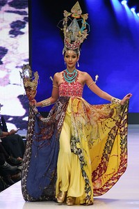 Jakarta, Indonesia - 16 Mei. Sugeng Waskito Warna Sriwijaya. Jakarta Fashion & Food Festival 2013 at Grand Ballroom Harris Hotel. Kelapa Gading. 16 Mei 2013. Jakarta. [Foto: Mohammad Abduh/Wolipop]