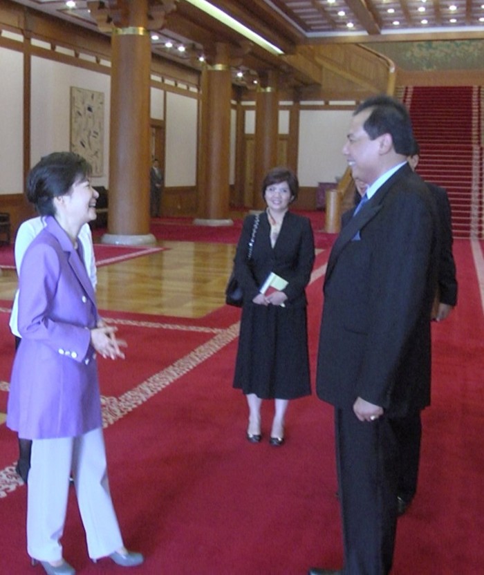 Bertemu Presiden Korsel, Chairul Tanjung Serahkan Foto Historis