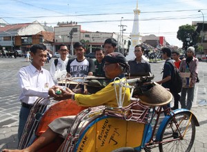 Rayakan Kelulusan, Siswa di Yogya Bagi-bagi Nasi Bungkus dan Bersepeda