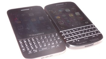 Keduanya memang sama-sama menggunakan layar 3,1 inch dengan resolusi 720 x 720 piksel. Namun, jenis layar yang digunakan berbeda. BlackBerry Q5 hadir dengan layar IPS LCD, sedangkan Q10 menggunakan Super AMOLED dengan kaca Gorilla Glass.