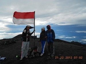 Menyentuh Puncak Para Dewa di Gunung Semeru