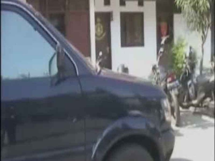 Mesum Dalam Mobil Berjalan, Sejoli Diamankan Polisi