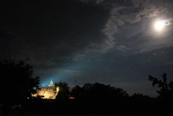 Malam Waisak Paling Dahsyat Memang Borobudur Tempatnya!