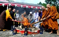 Perwakilan Sangha dan sejumlah perwakilan pejabat mengambil tongkat obor dan kemudian menyulutkan ke api abadi. Api tersebut kemudian diserahkan kepada Ketua DPD Walubi Jawa Tengah, Soedjito Kusumo.