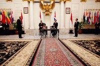 Menteri Luar Negeri Marty Natalegawa dan Menteri Luar Negeri  Kuba Bruno Rodrigues Parilla menyaksikan penandatanganan MoU.