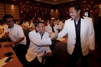 Tampak Anis Matta menyapa para pengurus DPW PKS sebelum membuka acara di Hotel Bidakara itu.