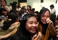 Sebagian siswa menitikkan air mata saat menunggu pengumuman kelulusan.