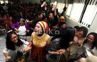 Para siswa terlihat bahagia dan bersorak-sorai ketika dinyatakan lulus.