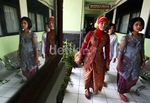 Pakaian Adat Warnai Kelulusan Siswa SMA