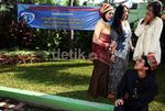 Pakaian Adat Warnai Kelulusan Siswa SMA