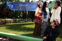 Mereka memakai pakaian adat dari berbagai daerah.