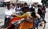 Pelajar SMA Muhammadiyah 1 Kota Yogyakarta membagikan nasi bungkus kepada pengemudi becak di kawasan Tugu Yogyakarta sebagai bentuk ungkapan syukur atas kelulusan tahun ini.