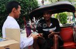 Lulus, Pelajar di Yogya Bagi-bagi Nasi Bungkus