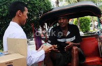 Untuk menyediakan 100-an nasi bungkus, para pelajar kelas XII SMA Muhammadiyah 1 Kota Yogyakarta ini patungan biaya masing-masing Rp 100 ribu.