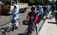 Siswa Madrasah Aliyah Negeri 1 merayakan kelulusan 100 persen sekolah mereka dengan bersepeda keliling Yogyakarta.