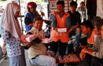 Lulus, Pelajar di Yogya Bagi-bagi Nasi Bungkus