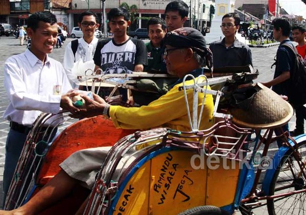 Lulus, Pelajar di Yogya Bagi-bagi Nasi Bungkus