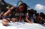 Cegah Corat-coret, Siswa Tanda Tangan di Kain Putih