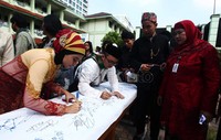 Aksi ini untuk mengantisipasi corat-coret baju seragam sekolah. Selain itu, pengumuman kelulusan di sekolah tersebut juga berbeda dengan sekolah lainnya. Pada pengumuman kelulusan ini, para siswa memakai pakaian adat.