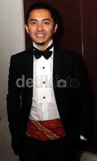 Omesh tampil rapi dengan balutan jas hitam. Gusmun/detikFoto.