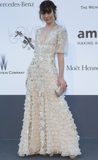 Bintang 'Resident Evil', Milla Jovovich memilih gaun karya Valentino Couture serta tak ketinggalan tas dari Jimmy Cho dan perhiasan dari David Yurman. REUTERS/Jean-Paul Pelissier.