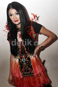 Make up yang dikenakannya membuat IDP terlihat modern. Gusmun/detikFoto.