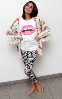 Tampil sederhana lewat celana panjang dengan motif bunga, kaus putih dipadu dengan selendang, Luna Maya tersenyum ceria. Gus Mun/detikHot.