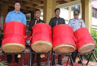 Perwakilan Manajemen Blue Bird Group, Bayu Priawan Djokosoetono (kiri) menyampaikan,  penghargaan kepada Pemerintah Daerah Sumatera Barat terkait kesempatan yang diberikan kepada Blue Bird Group.