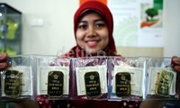 Sama seperti harga jual yang mengalami kenaikan, harga beli kembali (buy back) untuk emas bersertifikat Antam juga mengalami kenaikan pada hari ini. Buy back hari ini dipatok Rp 435.000 per gram.