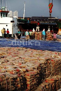Pekerja melakukan aktivitas bongkar muat semen, Kamis (23/5/2013).