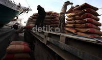 Pekerja memindahka semen dari kapal ke truk. Menurut analis dari Asosiasi Analis Efek Indonesia Ukie Jaya Mahendra, begitu harga BBM naik, saham-saham sektor semen diperkirakan akan langsung naik.