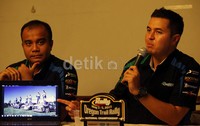 Rifat Sungkar (kanan) didampingi manajer team Indra Prasetyo, memberikan keterangan terkait kesiapannya dalam menghadapi seri empat Reli Amerika, di Jakarta.