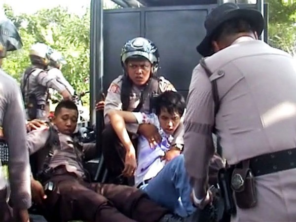 Bubarkan Konvoi Kelulusan, Seorang Polisi dan Pelajar Terluka