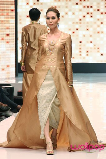 Jakarta, Indonesia - 16 Mei. Zainal Songket Warna Sriwijaya. Jakarta Fashion & Food Festival 2013 at Grand Ballroom Harris Hotel. Kelapa Gading. 16 Mei 2013. Jakarta. [Foto: Mohammad Abduh/Wolipop]