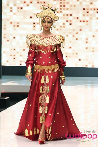 Jakarta, Indonesia - 16 Mei. Zainal Songket Warna Sriwijaya. Jakarta Fashion & Food Festival 2013 at Grand Ballroom Harris Hotel. Kelapa Gading. 16 Mei 2013. Jakarta. [Foto: Mohammad Abduh/Wolipop]