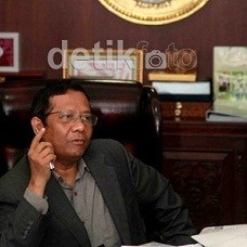 Mahfud MD Terima Penghargaan Praktisi Pemerintahan Terbaik