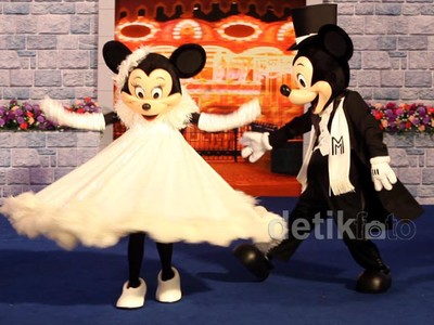 Menikmati Pertunjukan Disney Land di Jakarta