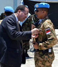 Para prajurit TNI yang bertugas di Haiti menerima medali PBB. (Puspen TNI).