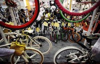 Para pengunjung terus berdatangan untuk melihat produk-produk yang dipamerkan, Sabtu (25/5/2013).