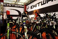 Sejumlah pengunjung melihat sepeda yang dipamerkan di Inasport 2013.