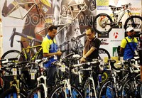 Seorang pengunjung melihat-lihat sepeda yang dipamerkan.