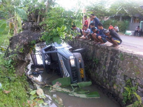 7 Korban Mobil Patroli Polisi Nyemplung, Sudah Kembali. 7 Korban Mobil Patroli Polisi Nyemplung, Sudah Kembali.