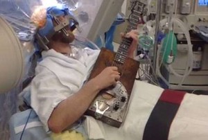 Keren, Pria Ini Jalani Operasi Otak Sambil Menggenjreng Gitar