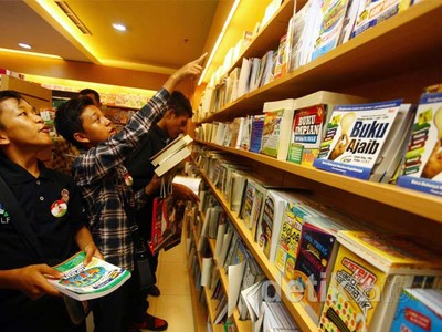 Assegaf,Ilham&Abdul Aziz Ditraktir Beli Buku