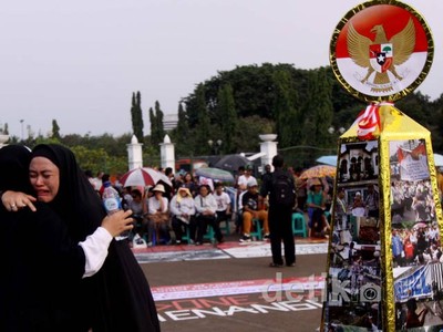 Korban Kekerasan Agama Beri Award ke SBY