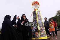 Penghargaan tersebut diberikan para korban kekerasan beragama yakni jemaat HKBP Filadelfia Bekasi dan GKI Yasmin, Bogor.